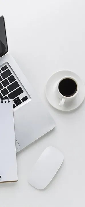 Redner mit Laptop vergleicht Profilarten